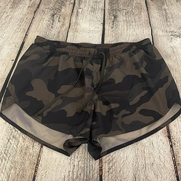 Women’s Old Navy camouflage lined shorts Small - Picture 1 of 4